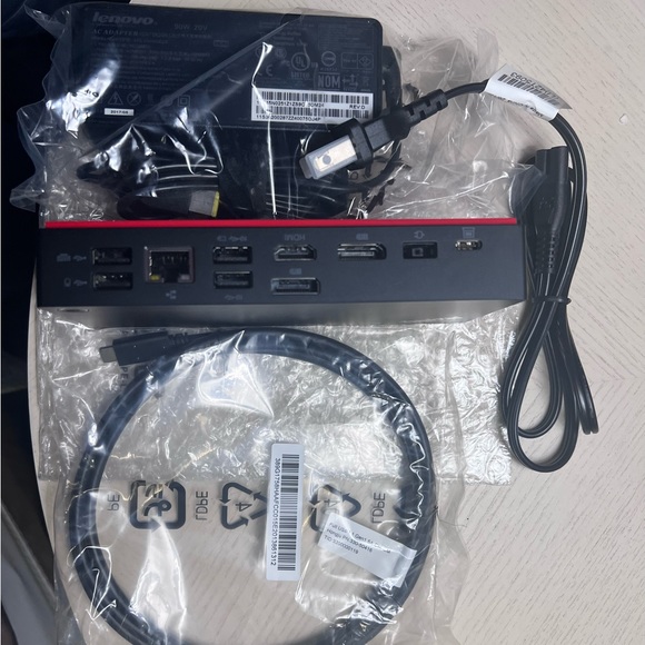 ThinkPad USB-C Dock Gen 2(Like New) - Picture 7 of 10